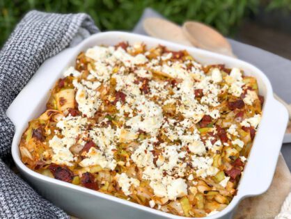ovenschotel met prei, chorizo en feta