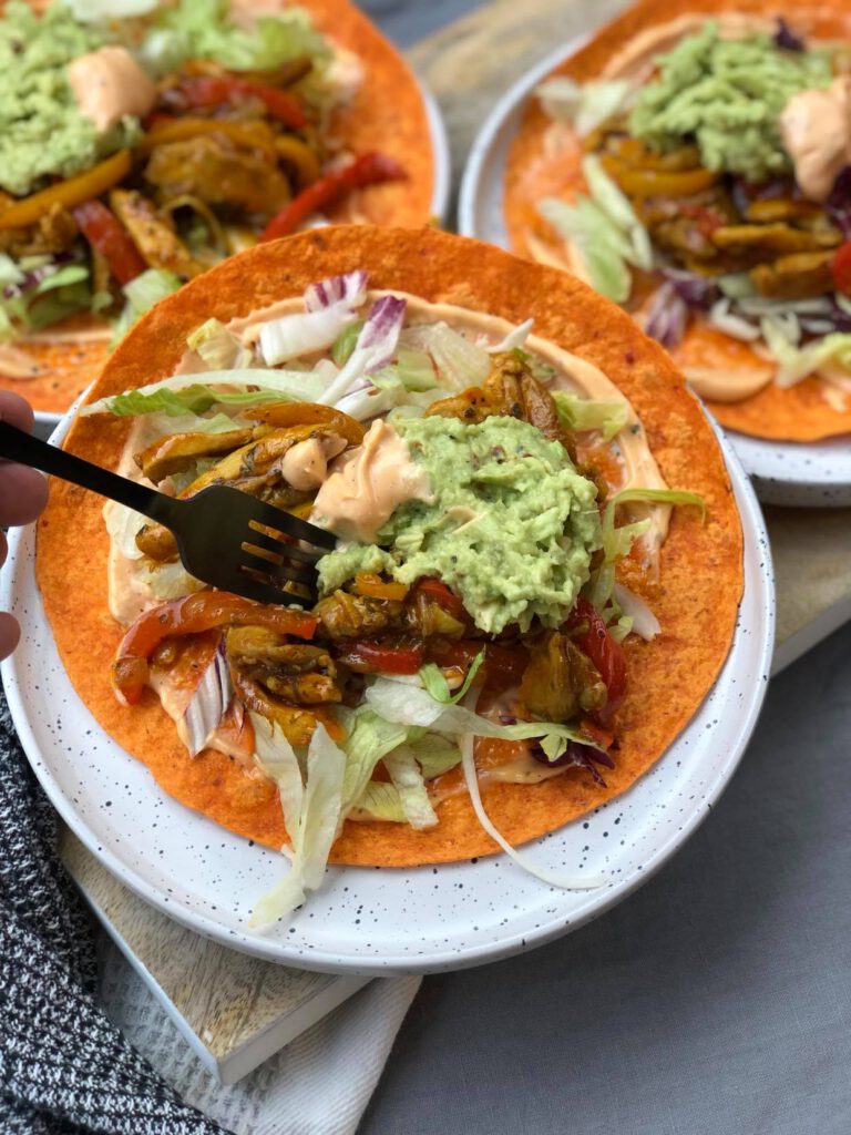 wraps met kruidige kip en sriracha mayonaise 