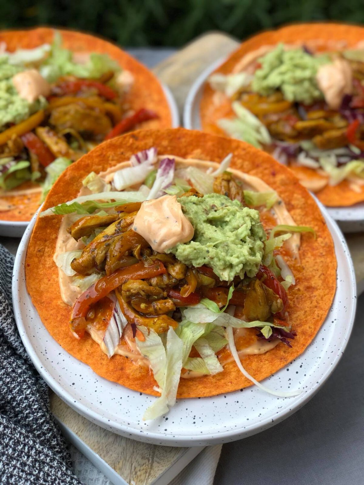 wraps met kruidige kip en sriracha mayonaise