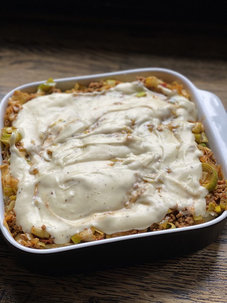 ovenschotel met prei, gehakt en bechamelsaus