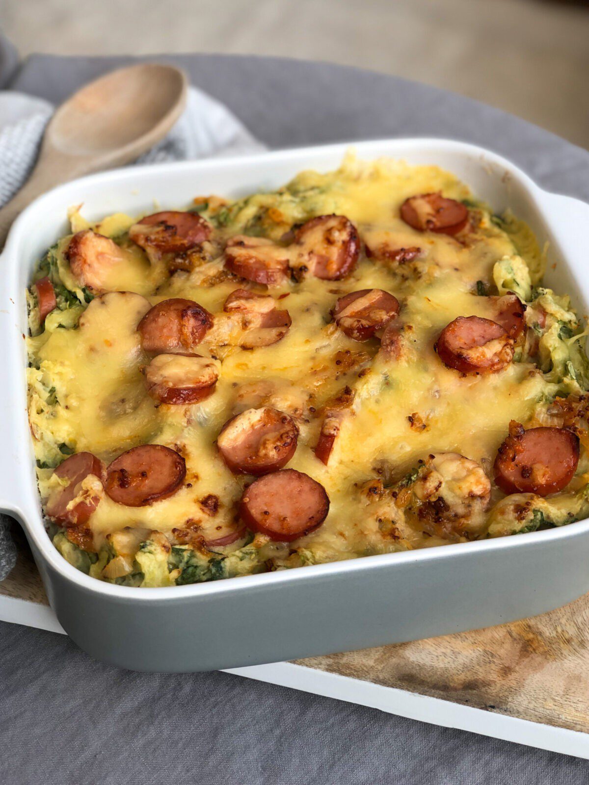 ovenschotel van andijviestamppot met rookworst