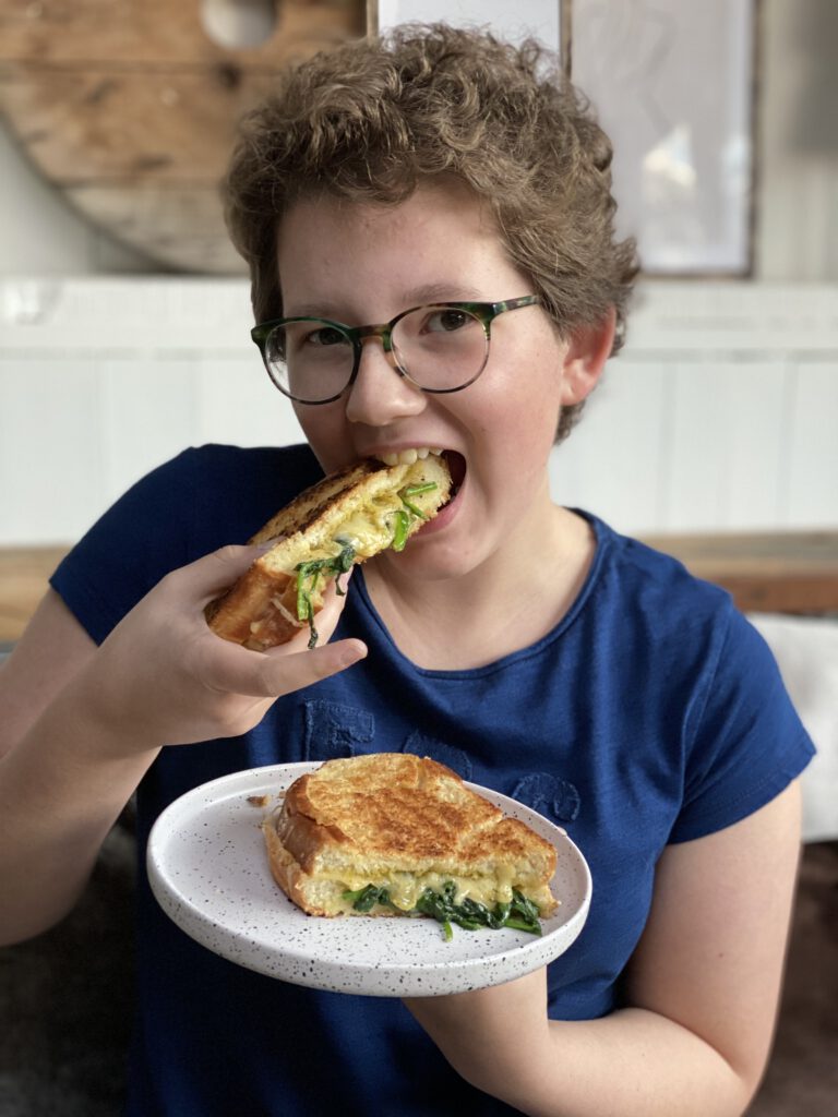 tosti met kaas, spinazie en pesto