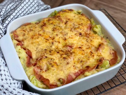 prei ovenschotel met salami en bechamelsaus