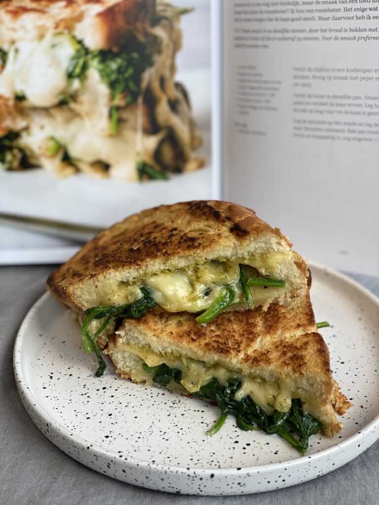 kookboek review Vers Deeg, een tosti met kaas, spinazie en pesto
