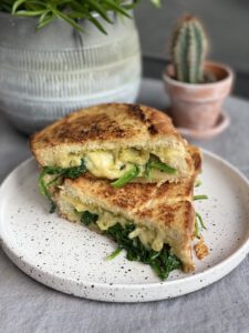 kooboek Vers Deeg review: tosti met kaas, spinazie en pesto