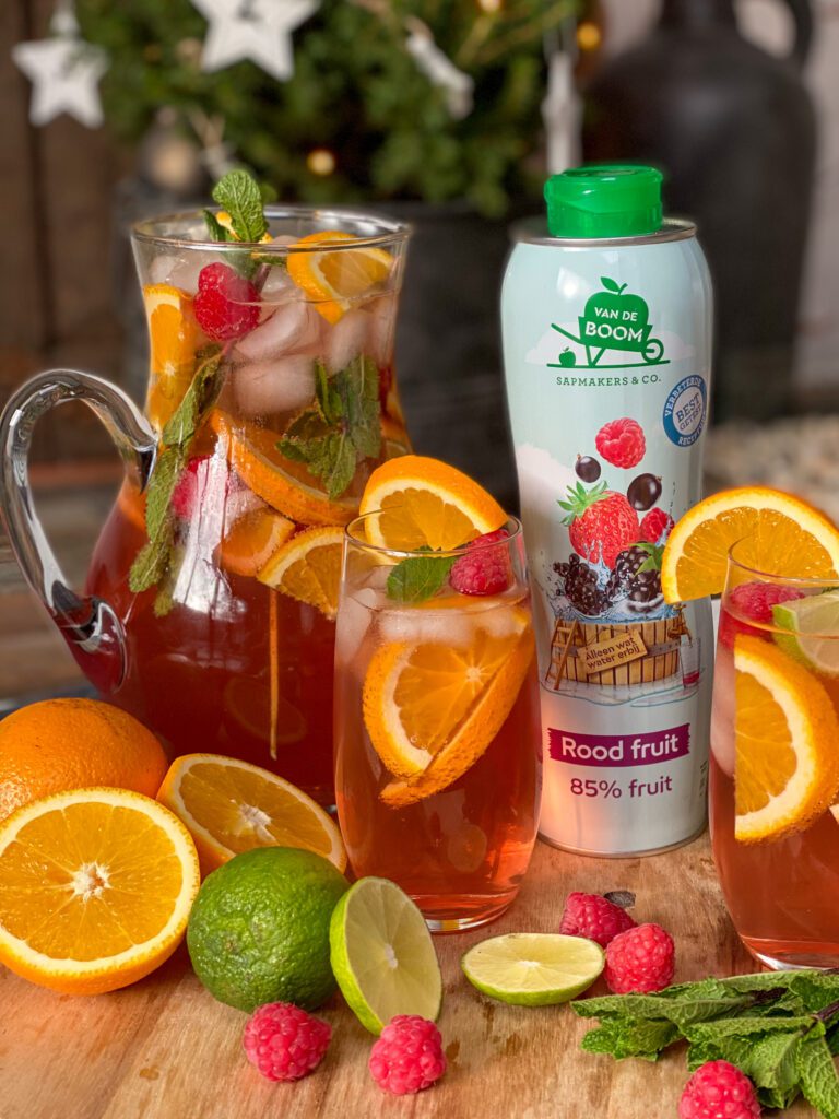 fruitpunch gemaakt met rood fruit limonadesiroop van Van de Boom
