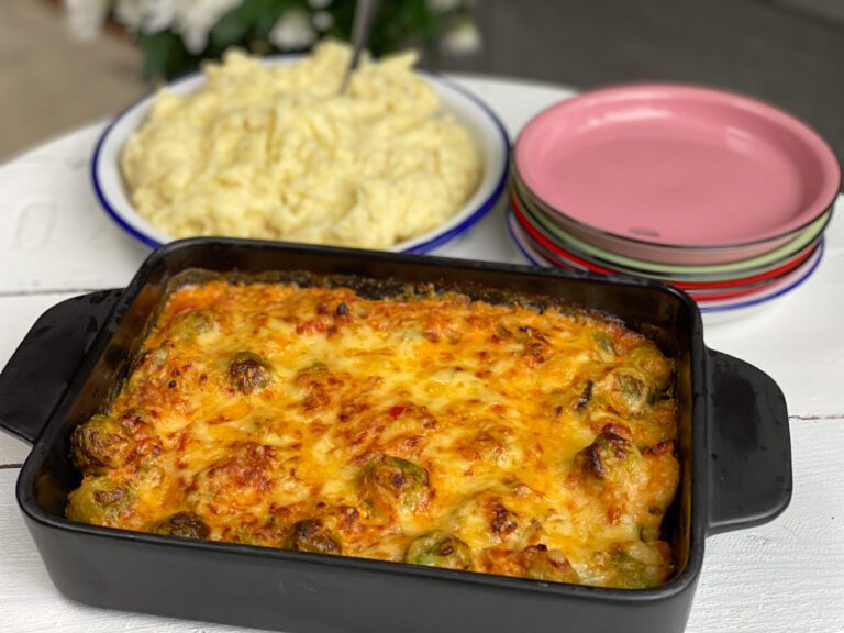 gegratineerde spruitjes met spek en sambal geserveerd met aardappelpuree