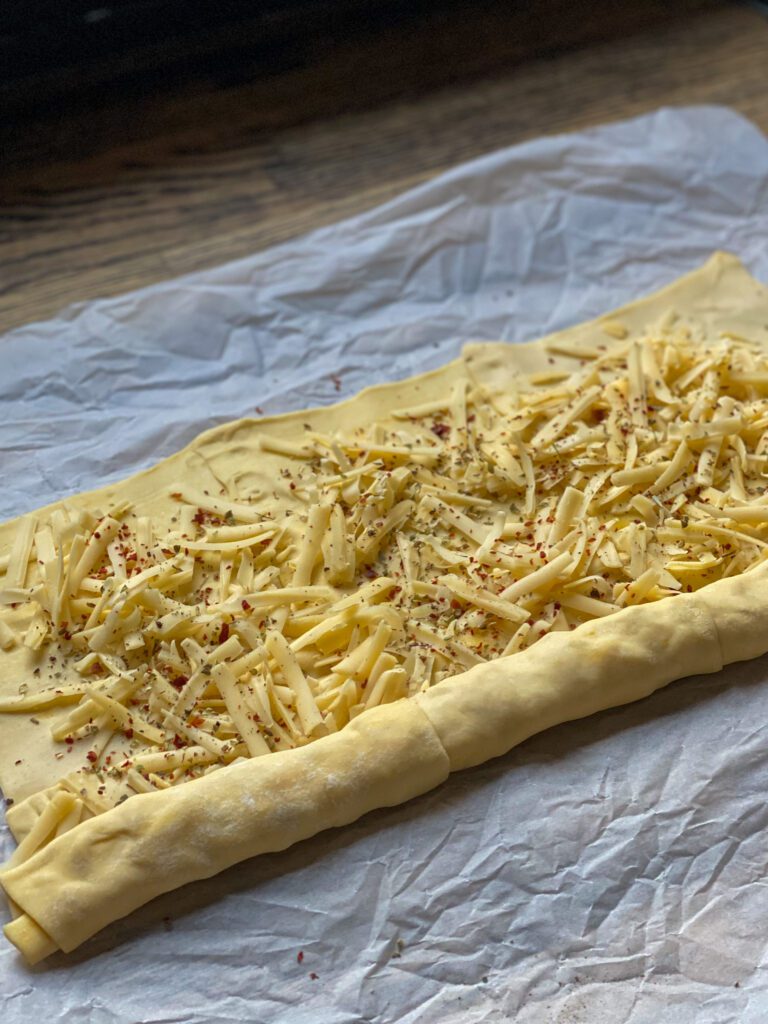 oprollen van bladerdeeg om kaasvlinders te maken 