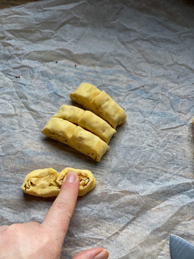 bladerdeeghapjes met kaas