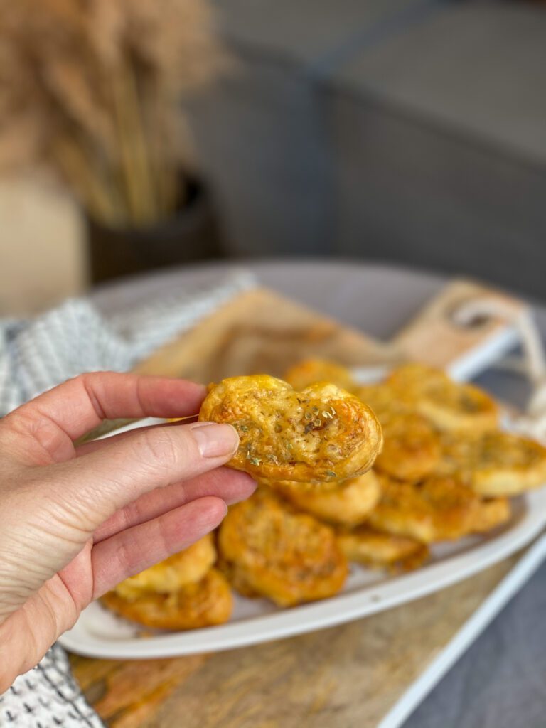 zelf kaasvlinders maken van bladerdeeg