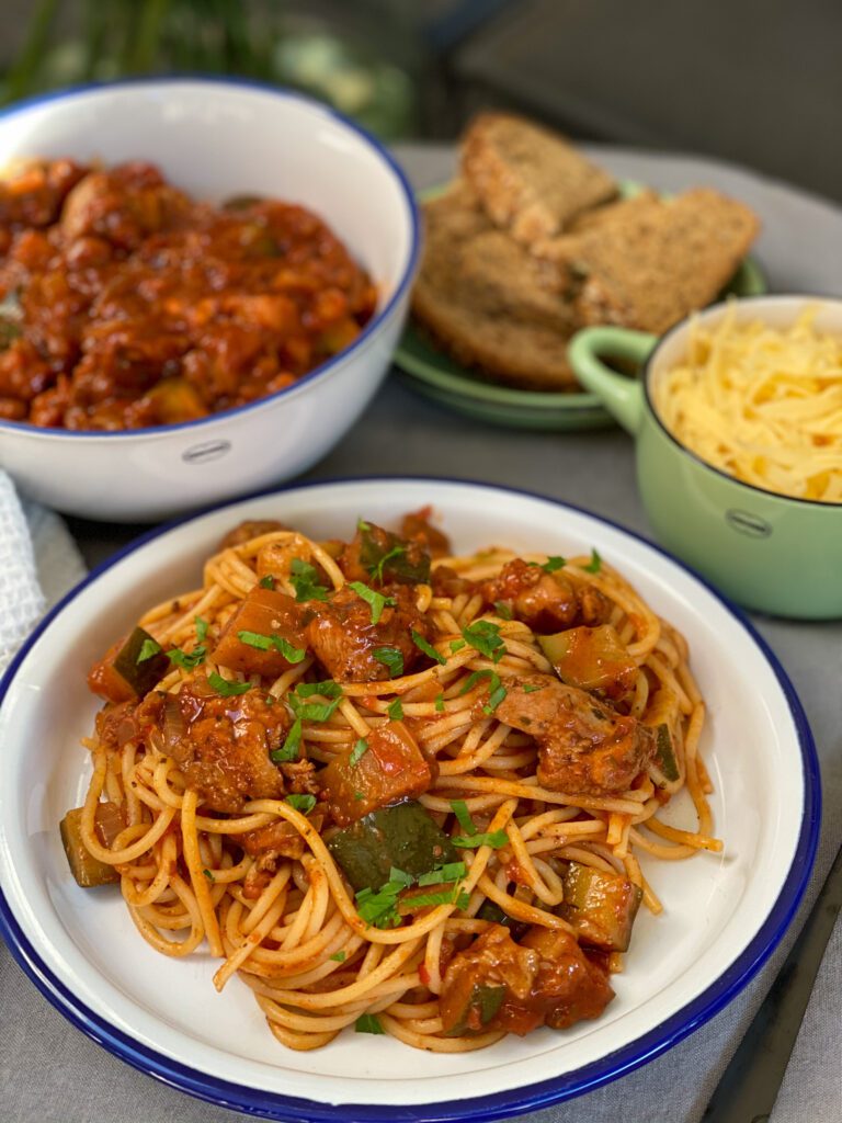 kip stoof in kruidige tomatensaus met pasta