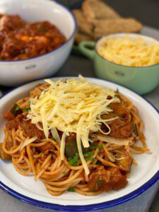 kip stoof in kruidige tomatensaus met pasta