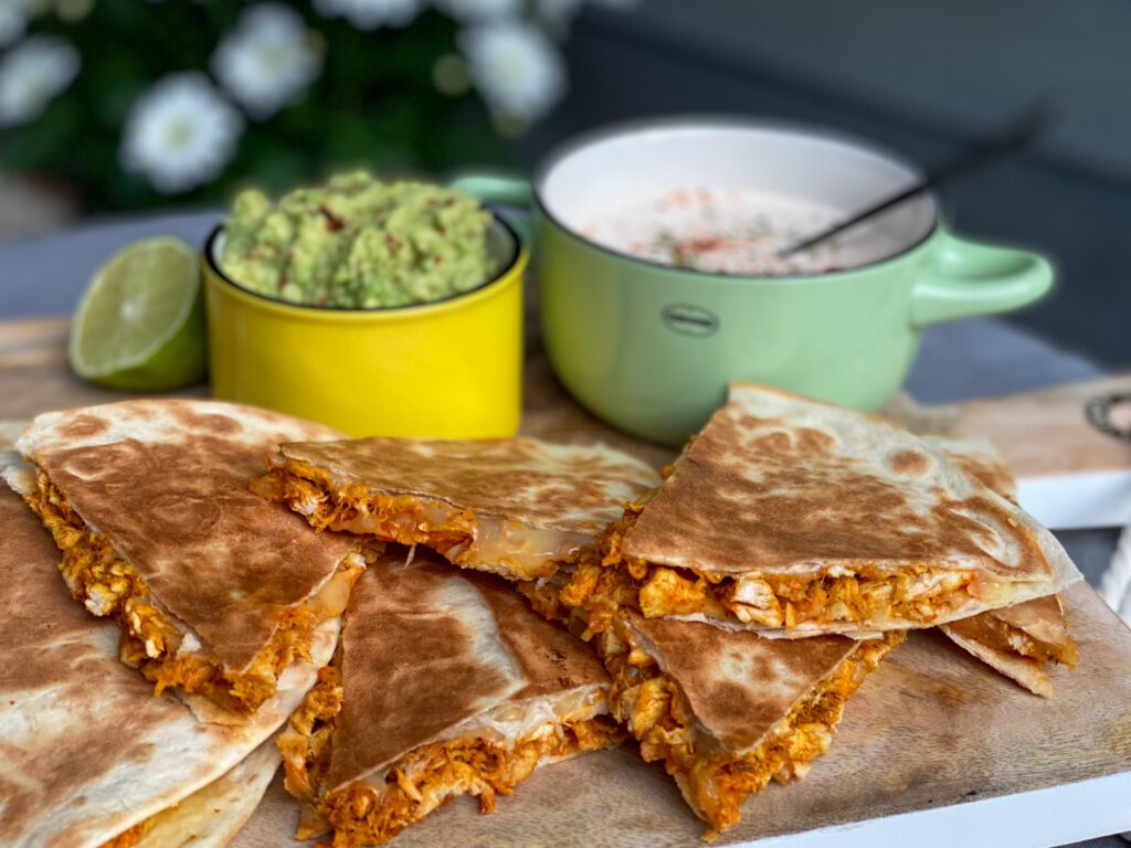quesadilla's met pittige pulled chicken