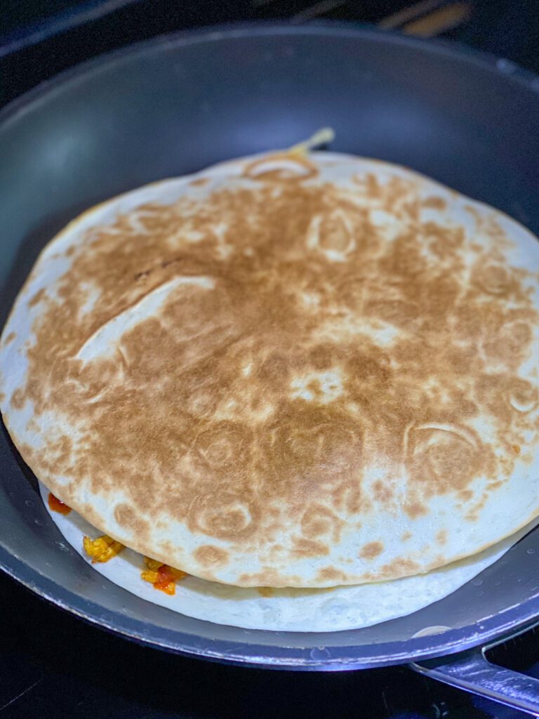 quesadilla's bakken in de pan met pittige pulled chicken