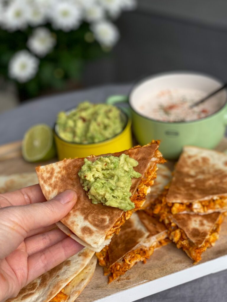 quesadilla's met pittige pulled chicken