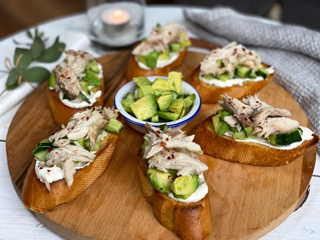 bruschetta met avocado en makreel
