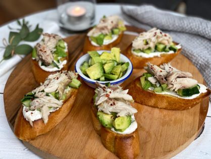 bruschetta met avocado en makreel