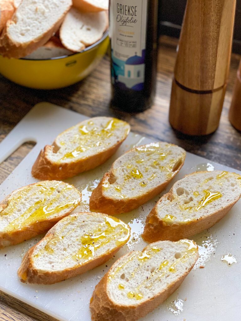 stokbrood besprenkelen met olie om een bruschetta te maken