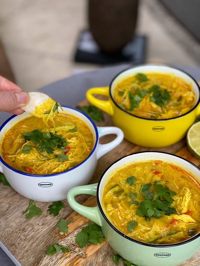 Thaise currysoep met kip en groenten