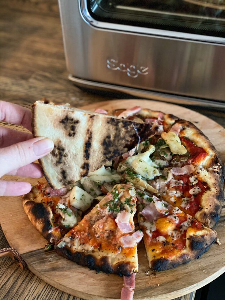 onderkant verse pizza uit de pizzaiolo pizzaoven