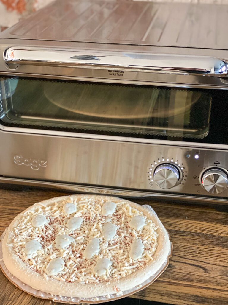 diepvries pizza bakken in een pizzaoven