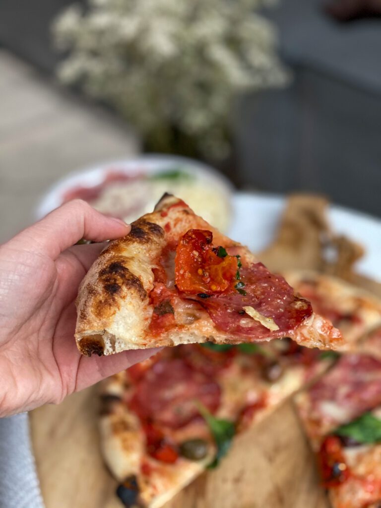 pizza gebakken in de pizzaiolo van Sage