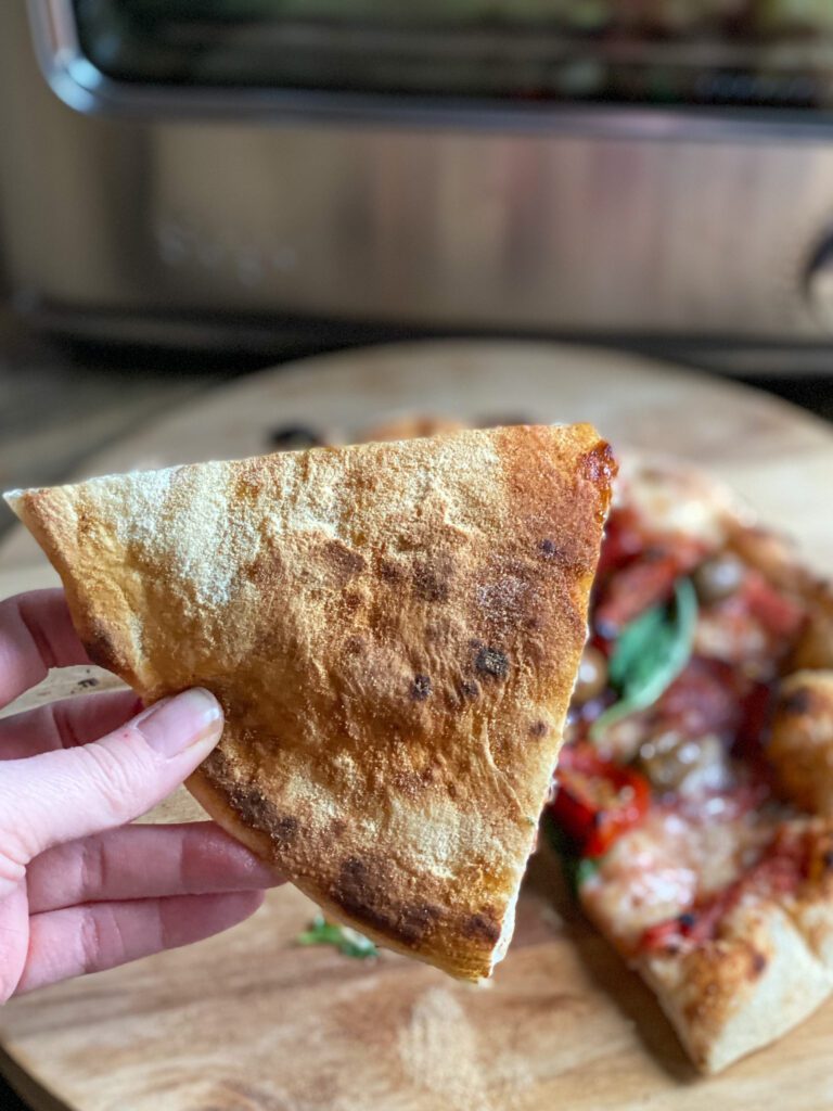 pizza gebakken in een pizza oven