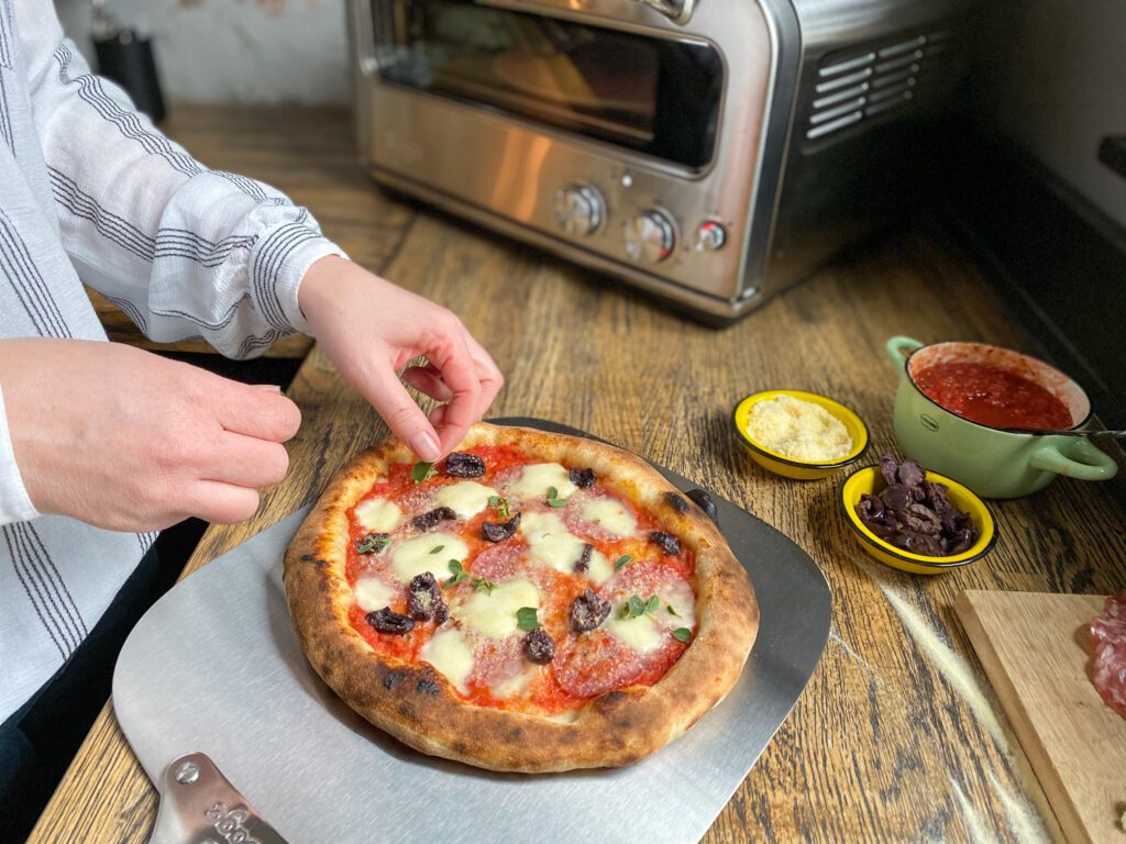 pizza met salami, mozzarella en olijven