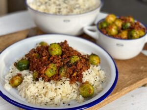 spruitjes gewokt in ketjap met vega gehakt en rijst