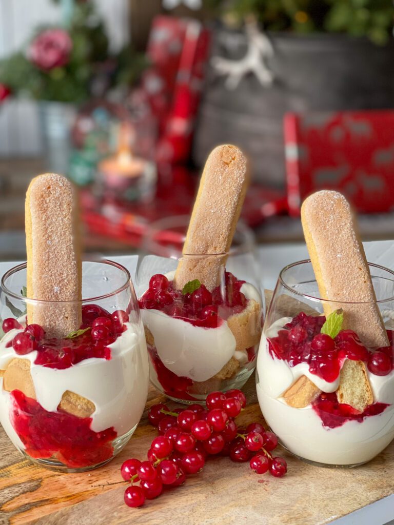 trifle met aalbessen compote en lange vingers