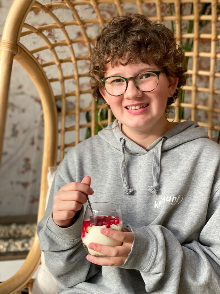 simpel toetje: trifle met lange vingers rode bessen compote