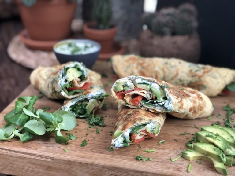 ei wraps met gerookte zalm en avocado en kruidenroomkaas