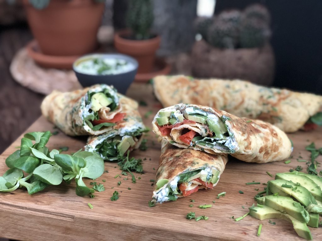 ei wraps met gerookte zalm en avocado en kruidenroomkaas