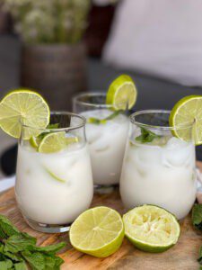 mocktail met kokosmelk en limoen