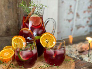 Winterse Sangria met vers fruit, kaneel en steranijs