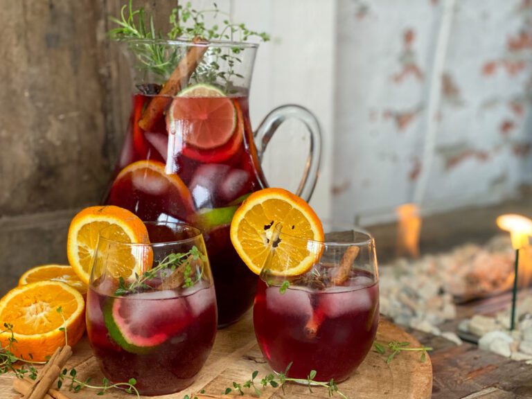 Winterse Sangria met vers fruit, kaneel en steranijs