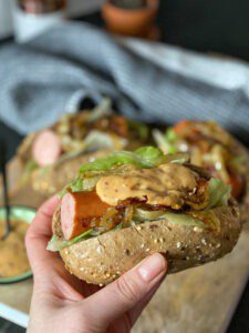 broodje rookworst met honing-mosterdsaus