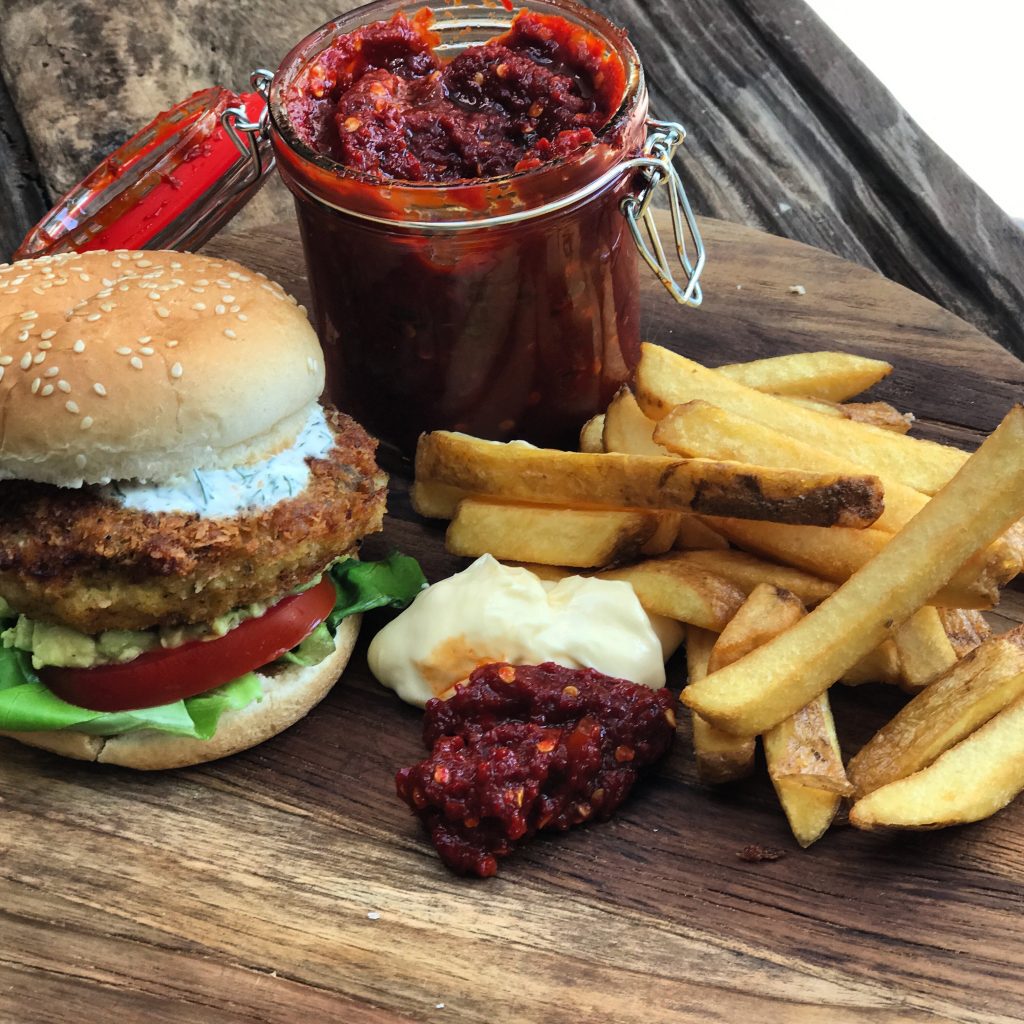11 burger recepten: visburger met frisse dille-yohurtsaus