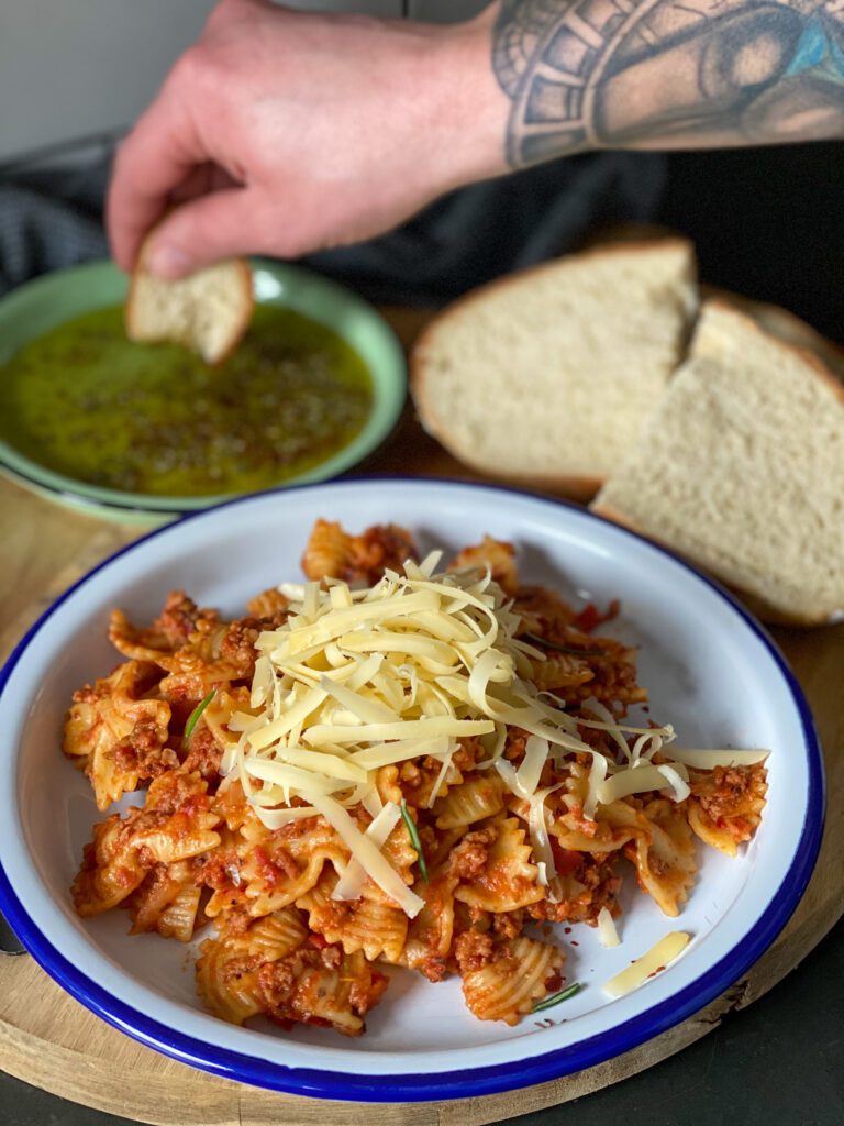 pasta met verse worst in pittige tomatensaus en venkel