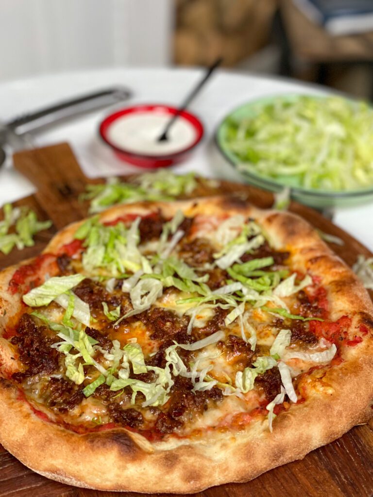 pizza met pittig gehakt en ijsbergsla