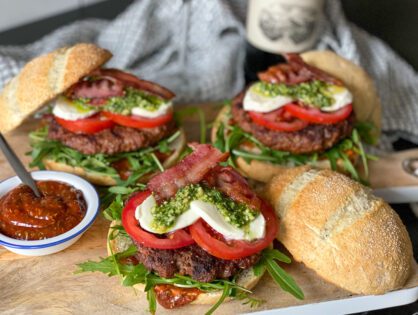 Italiaanse hamburger met pesto, kruidige ketchup en mozzarella