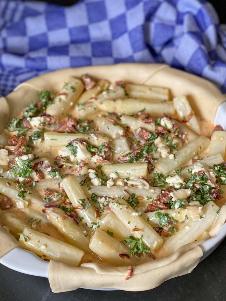 quiche met witte asperges, chorizo en feta