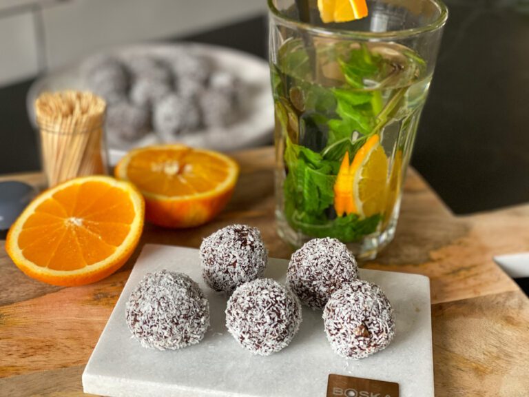 dadelballetjes met sinaasappel en geraspte kokos