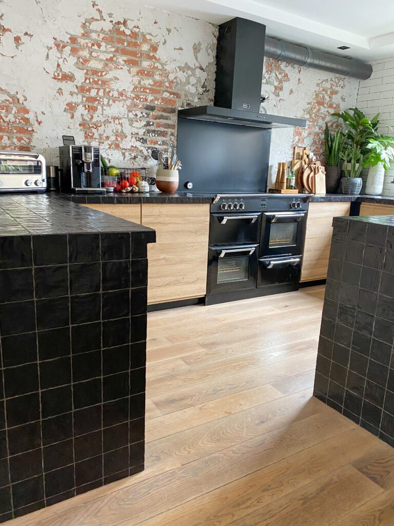 zwarte keuken gecombineerd met houten frontjes 