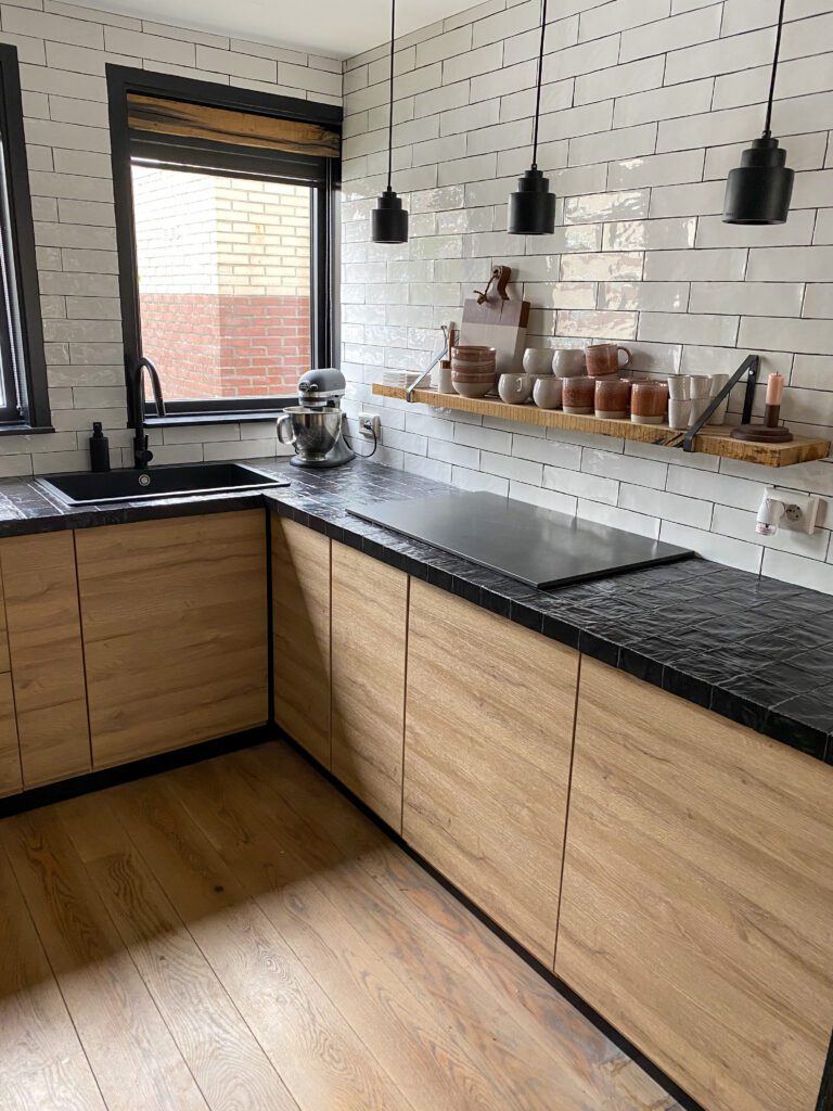 zwarte hanglampen in de keuken 