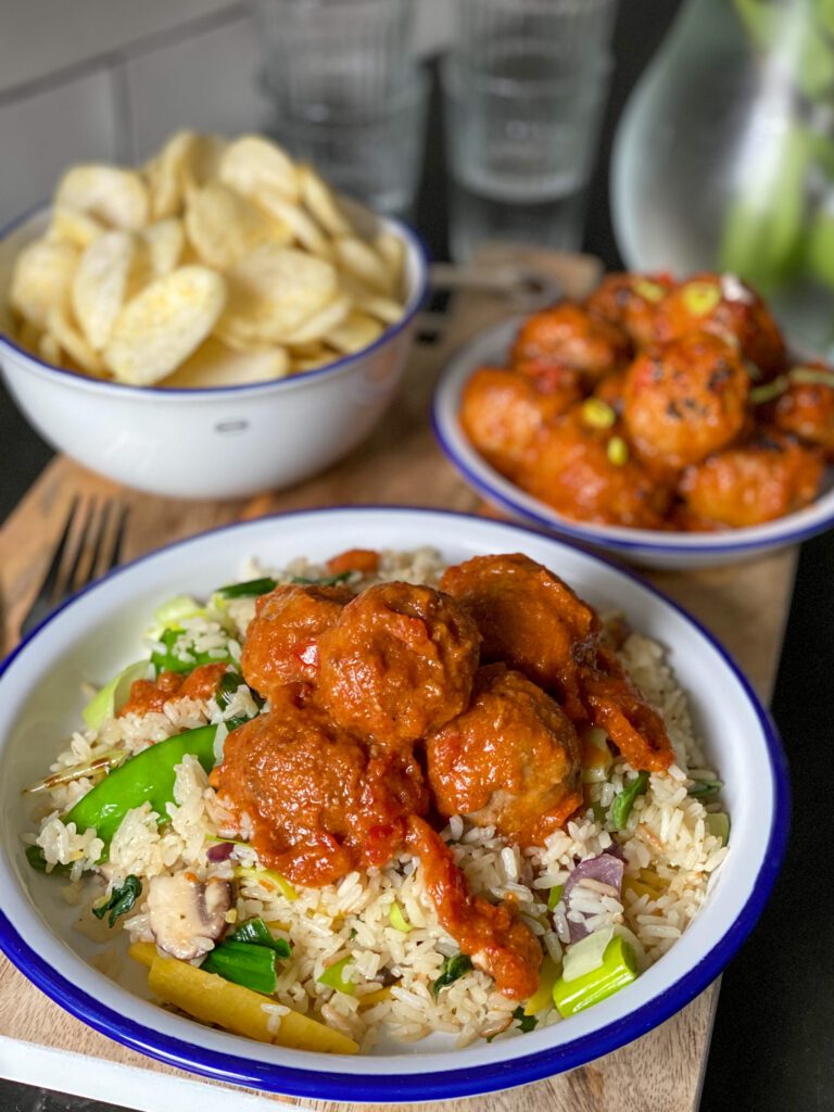 pittige gehaktballetjes met rijst en groenten