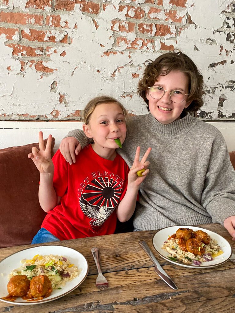 Pittige gehaktballetjes met rijst en wokgroente