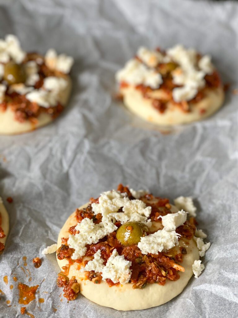 broodjes met tapenade en mozzarella