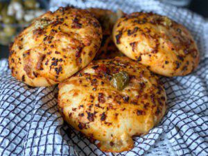 zachte zelfgemaakte tapenade broodjes met mozzarella