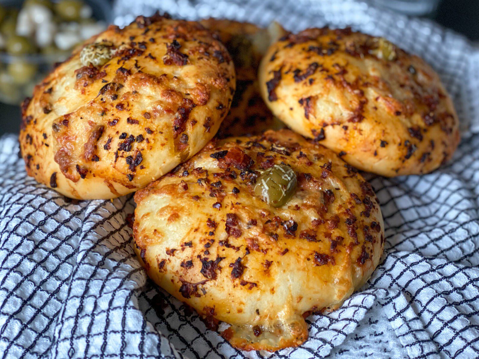 zachte zelfgemaakte tapenade broodjes met mozzarella